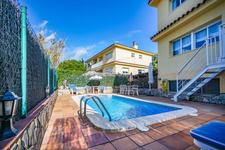 Casa con piscina en Caldes d'Estrac - Immotècnics