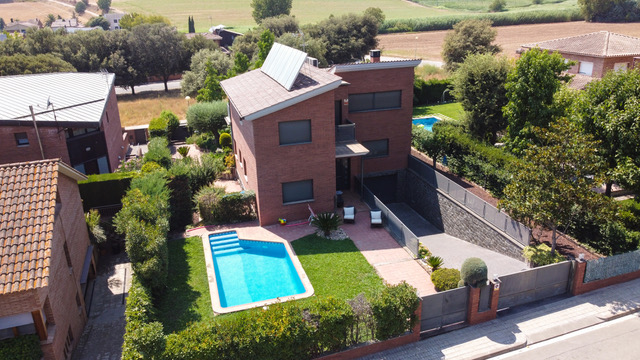 Casa amb jardí i piscina a Cardedeu - Immotècnics