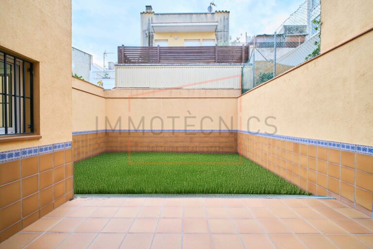 Terraced house in the center of Canet de Mar - Immotècnics