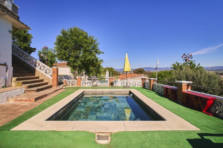 Casa amb piscina a Montornès del Vallès