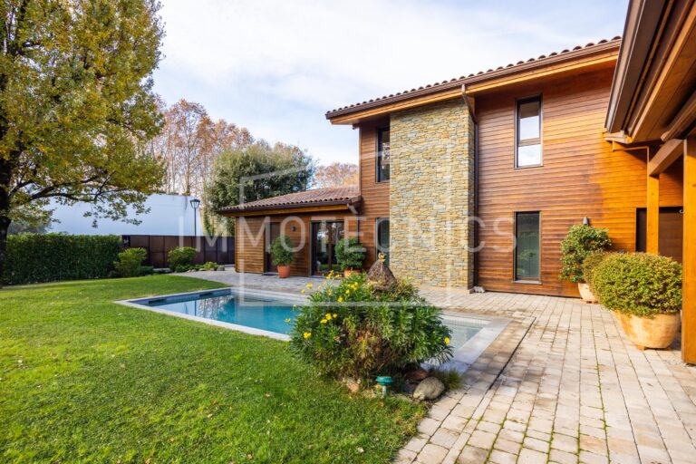 Casa de diseño y vistas al Montseny