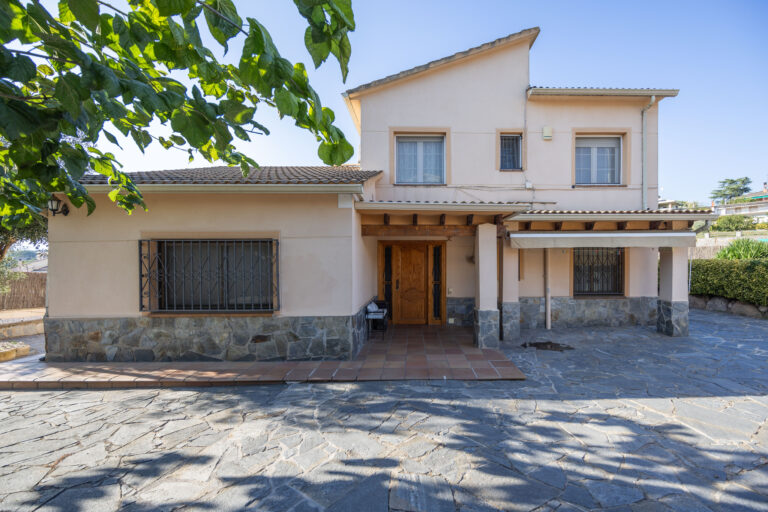 Casa con jardín y piscina en Lliçà de Vall - Immotècnics
