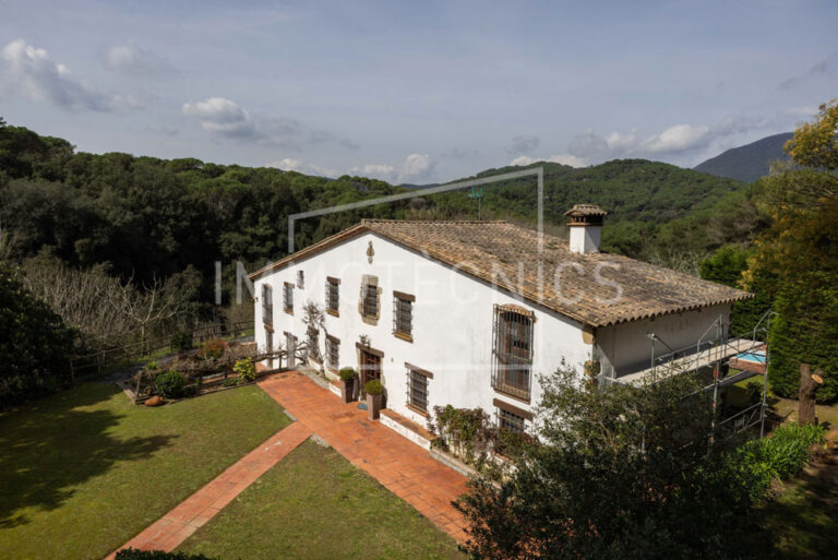 Exclusive collection of country houses in the Corredor Natural Park